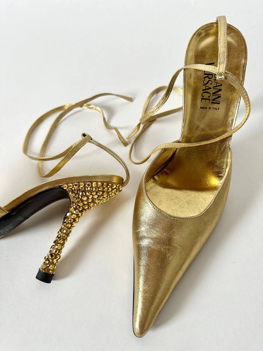 Décolleté slingback Gianni Versace in pelle laminata oro con punta affusolata lacci alla caviglia e tacco gioiello