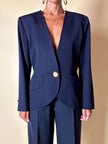Blazer vintage Yves Saint Laurent en laine rasée bleu nuit avec boutons dorés logotés