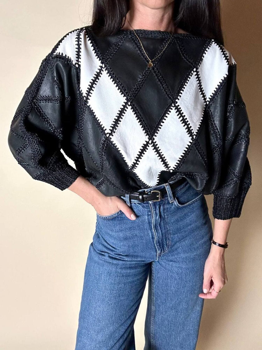 Blusa vintage in pelle nera e bianca patchwork con lavorazione crochet e maniche a pipistrello