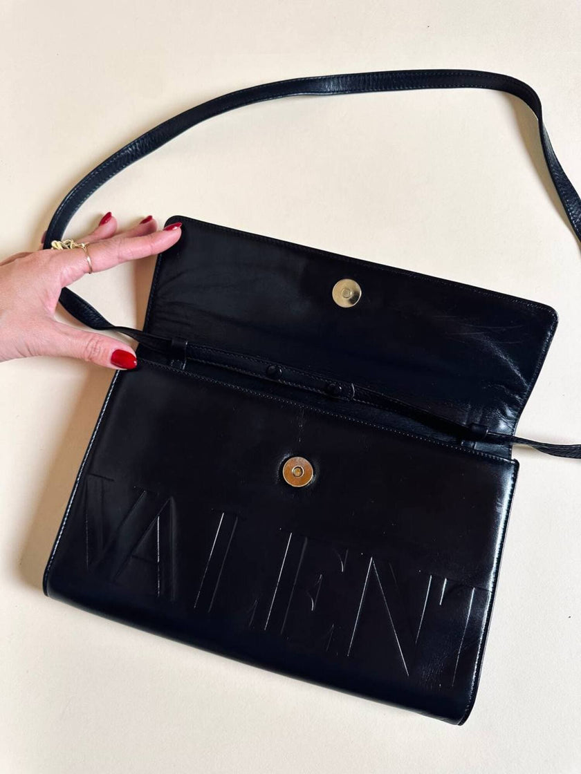 Borsa a tracolla modello a busta in pelle nera “Valentino”