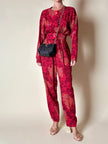 Jumpsuit sartoriale a fantasia floreale nei toni del rosso e maxi bottoni