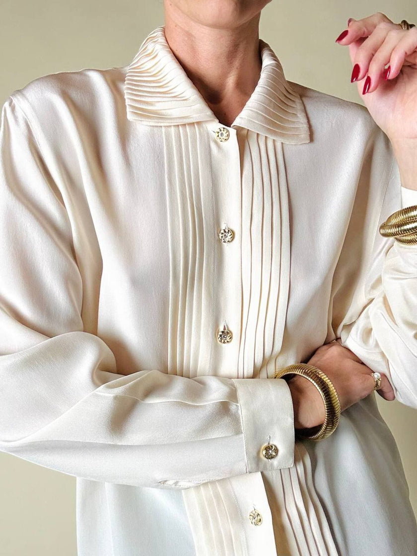 Camicia in seta avorio con dettagli plissé e bottoni gioiello “Mori Castello”