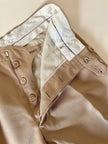 Pantalone sartoriale con piega e abbottonatura frontale color cammello chiaro