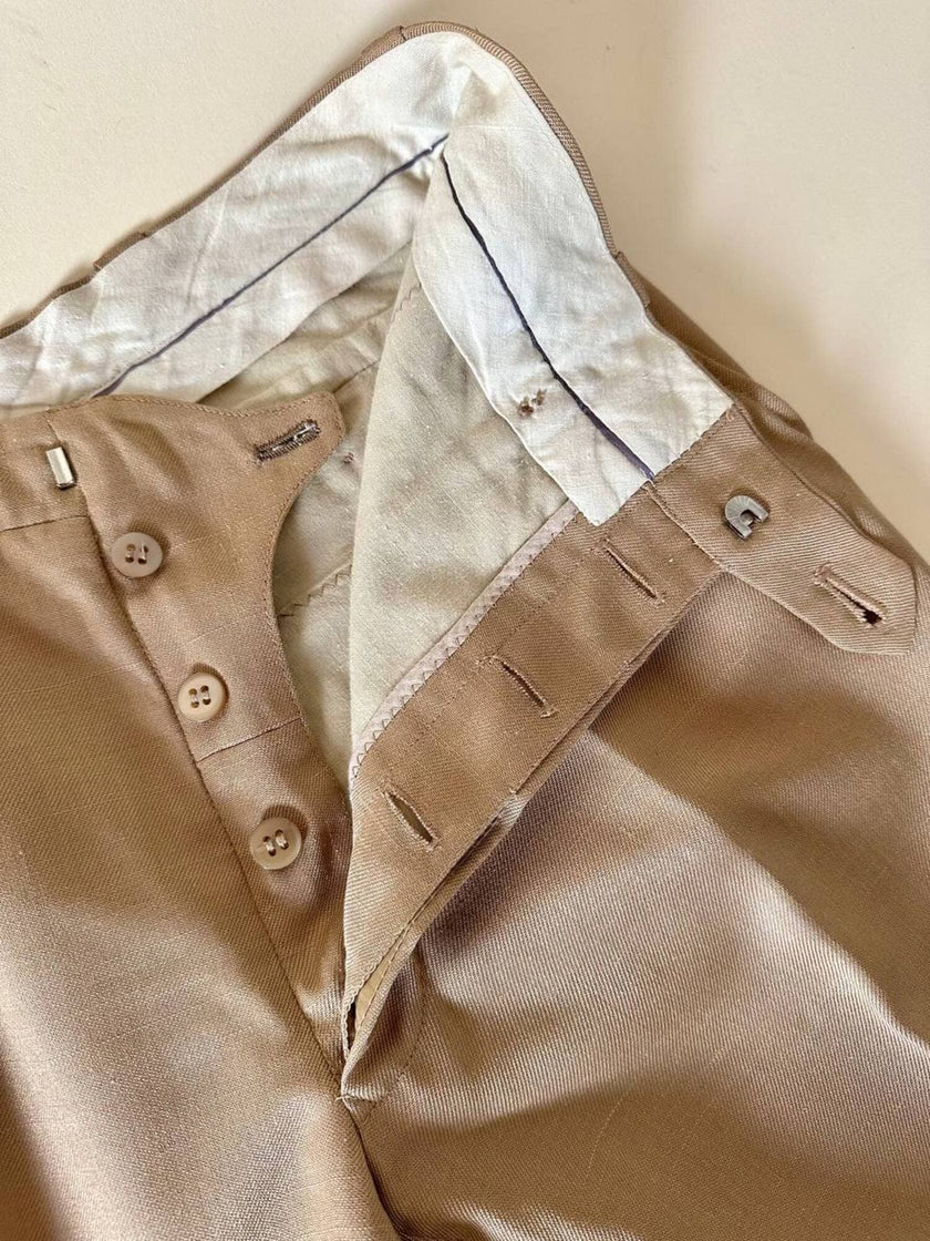 Pantalone sartoriale con piega e abbottonatura frontale color cammello chiaro