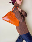 Borsa in pelle arancione zucca con doppi manici e hardware oro