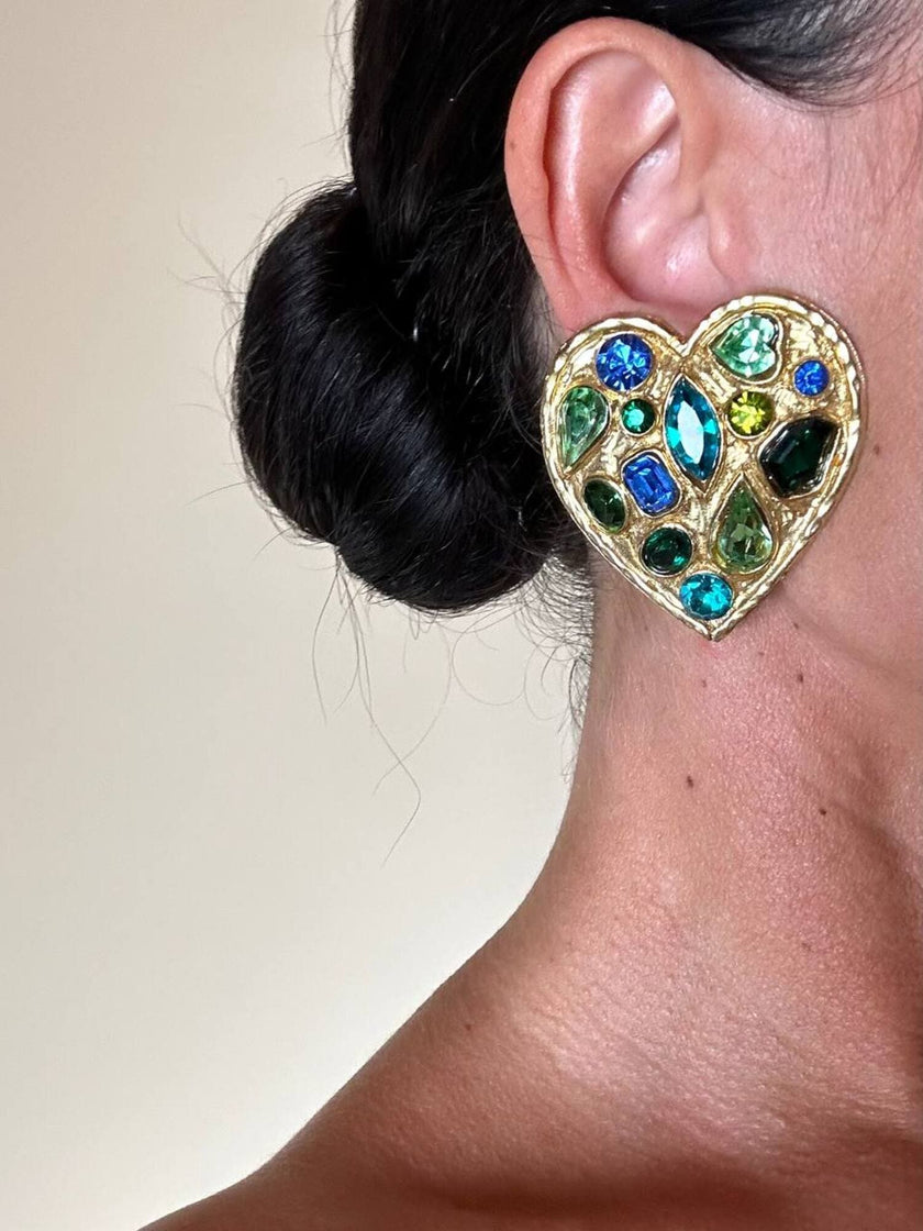 Maxi orecchini a clip dorati a forma di cuore con cristalli incastonati nei toni del verde e del blu
