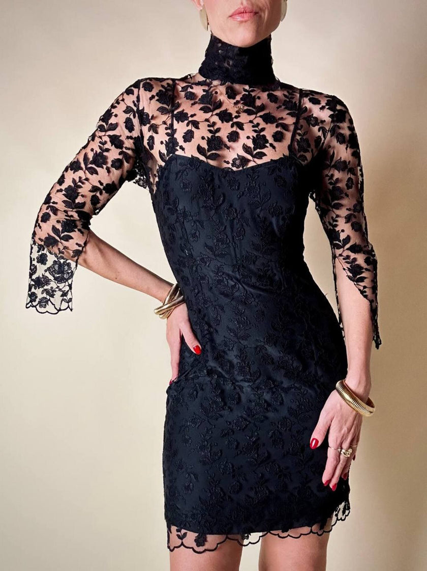 Mini abito sartoriale in tulle nero con ricami floreali