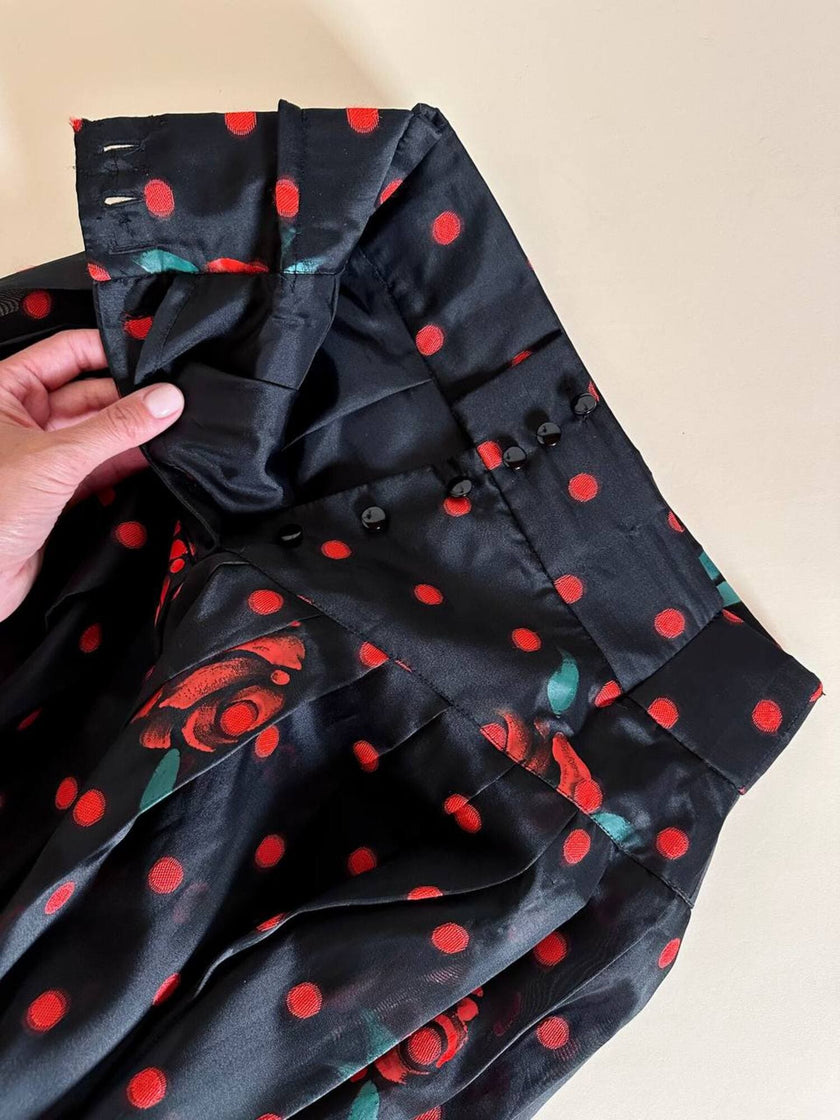 Gonna a ruota in organza jacquard nera a pois rossi con rose rosse dipinte