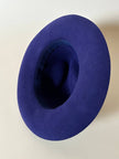 Cappello Fedora vintage blu lapislazzuli con cinta canneté tono tu tono realizzato in feltro di lapin