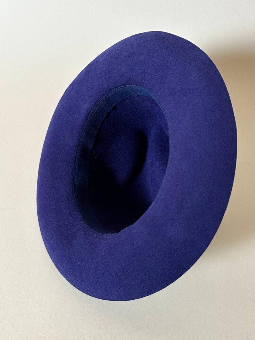 Cappello Fedora vintage blu lapislazzuli con cinta canneté tono tu tono realizzato in feltro di lapin