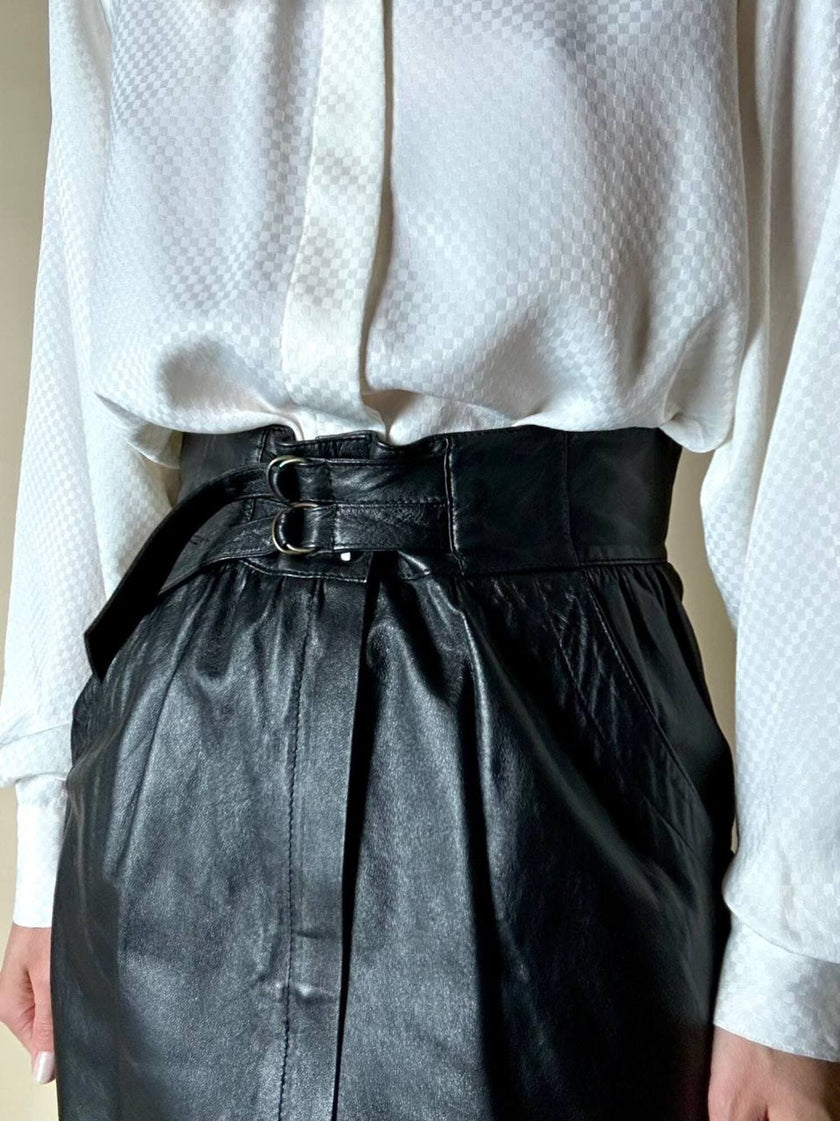 Gonna longuette vintage in pelle nera con cinturini regolabili in vita