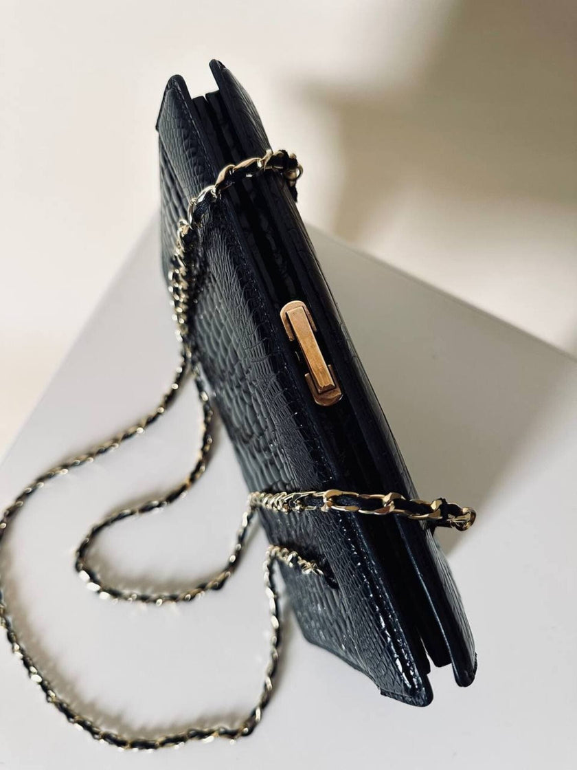 Borsa vintage in pelle nera lucida stampa coccodrillo con manici in catena oro