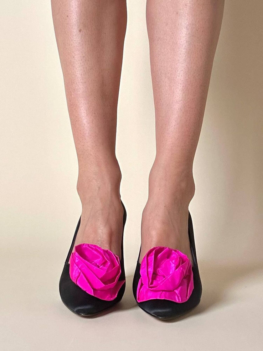 Décolleté vintage Yves Saint Laurent in raso di seta nero con rosa di taffetà fucsia