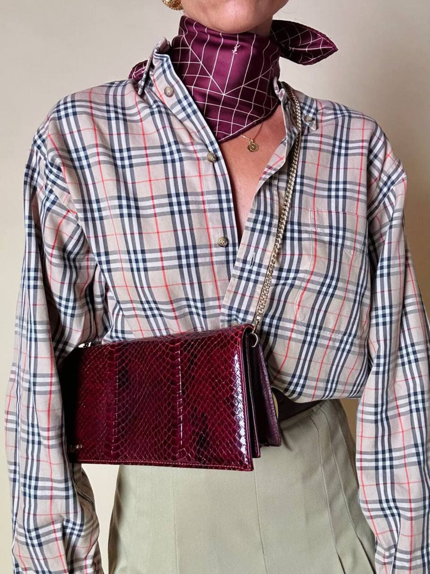 Pochette rettangolare in pitone e pelle bordeaux con tracolla in catena