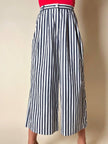 Pantalone gaucho a righe verticali bianco e blu con abbottonatura laterale asimmetrica