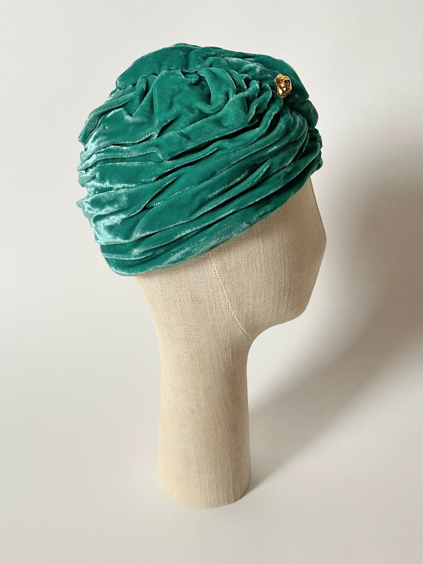 Turbante vintage fatto a mano in velluto verde acqua con drappeggi