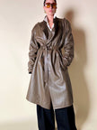 Trench doppiopetto in pelle color fango con interno imbottito