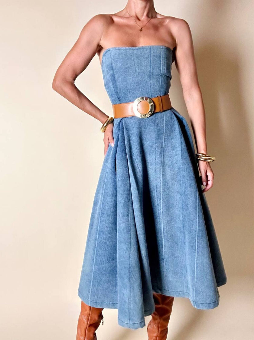 Abito sartoriale a fascia con gonna a ruota in denim effetto slavato