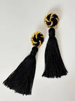 Maxi orecchini a clip con nappe couture nere e dettagli dorati