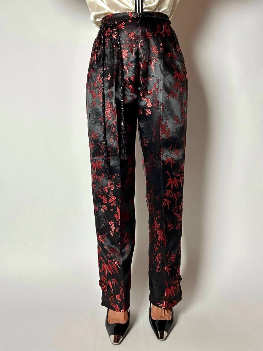 Pantalone vintage a vita alta in raso jacquard nero e rosso fantasia bambù e fiori di prugno