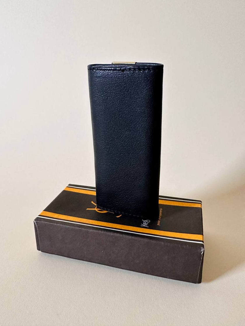 Porte-clés trifold Yves Saint Laurent en cuir noir avec détails dorés et logo YSL embossé