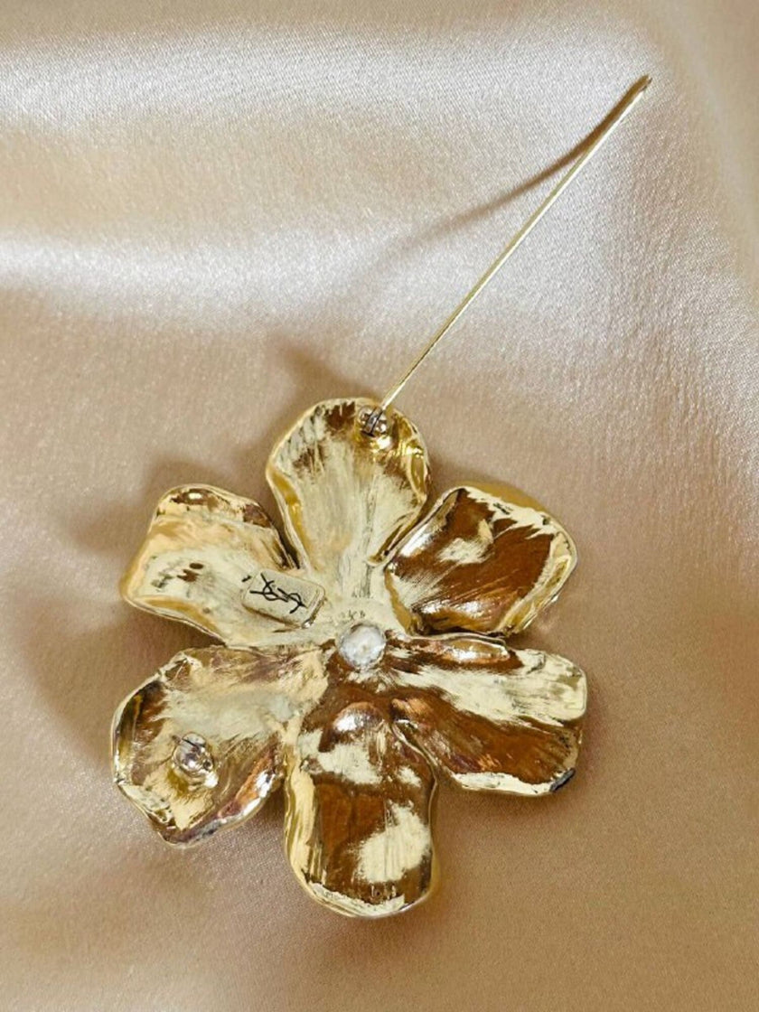 Spilla dorata a forma di fiore con perla cabochon “Yves Saint Laurent”