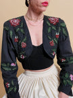 Bolero sartoriale in cotone nero con rose rosse ricamate in perline