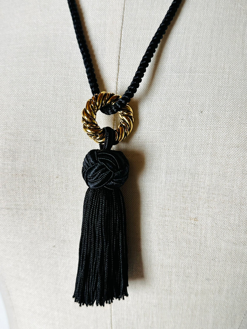 Collana vintage con nappina nera e anello dorato torchon
