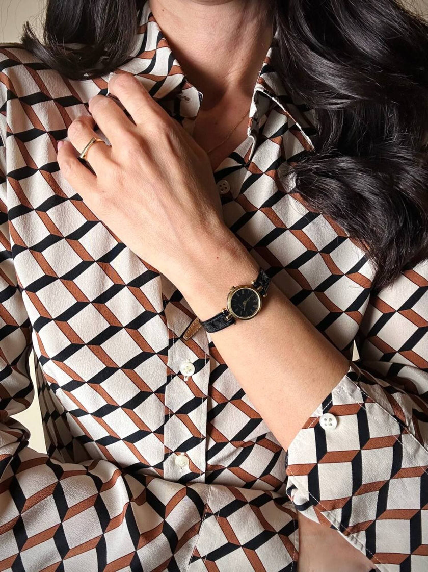Gucci 4500 Quarzuhr mit goldenem Zifferblatt und schwarzem Lederarmband in Krokodillederoptik