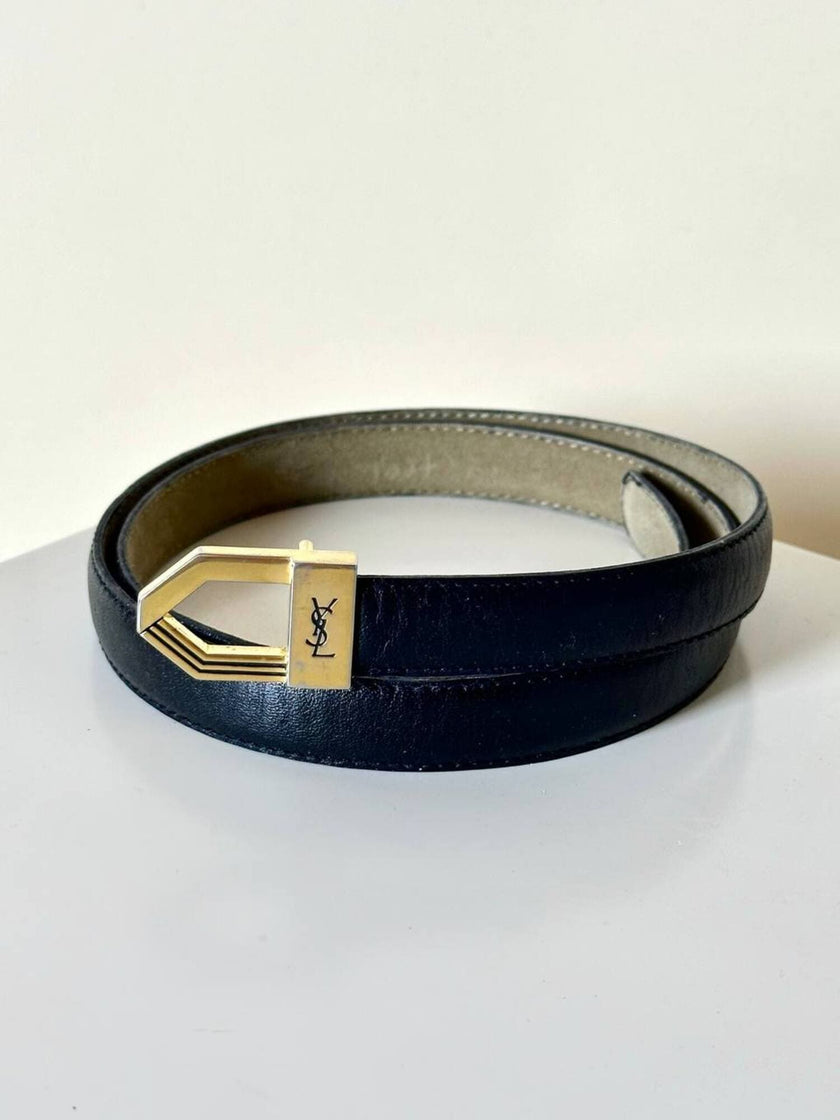 Cintura vintage Yves Saint Laurent in pelle nera con fibbia geometrica oro con logo YSL