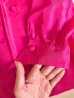 Camicia in taffetà fucsia con chiusura asimmetrica e rosa nel colletto “La Troupe”