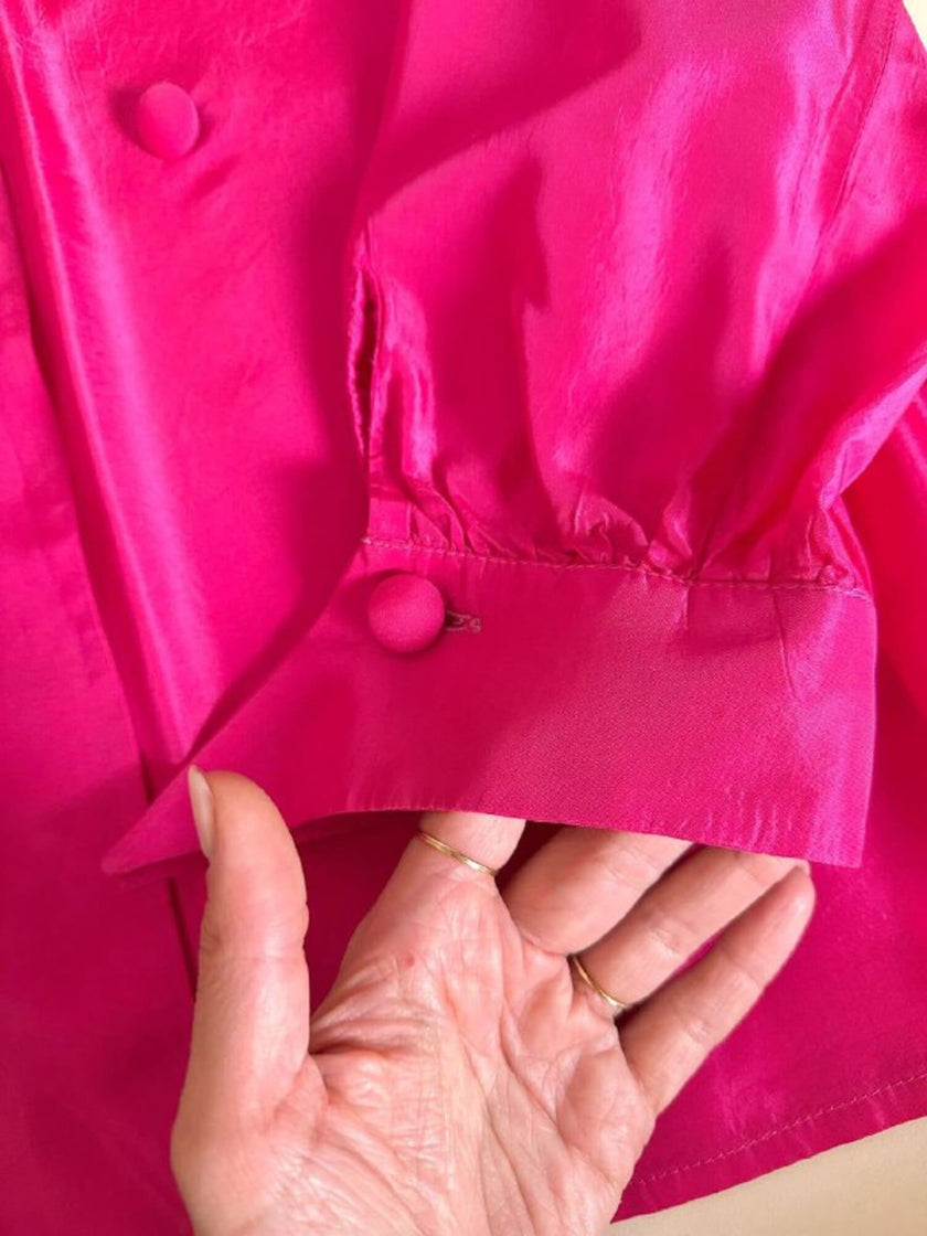 Camicia in taffetà fucsia con chiusura asimmetrica e rosa nel colletto “La Troupe”