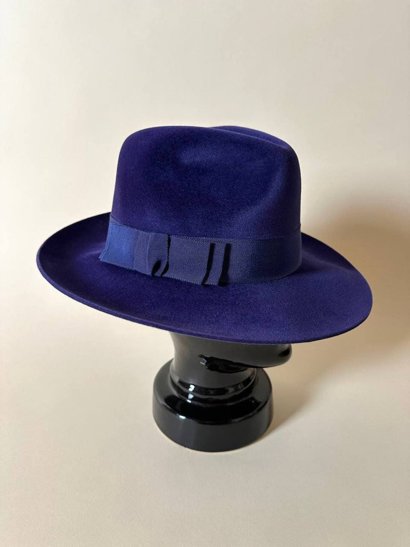 Cappello Fedora vintage blu lapislazzuli con cinta canneté tono tu tono realizzato in feltro di lapin