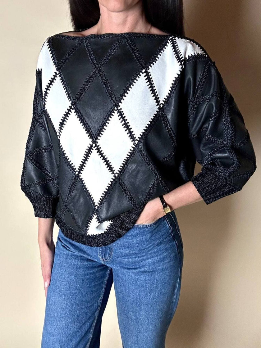 Blusa vintage in pelle nera e bianca patchwork con lavorazione crochet e maniche a pipistrello