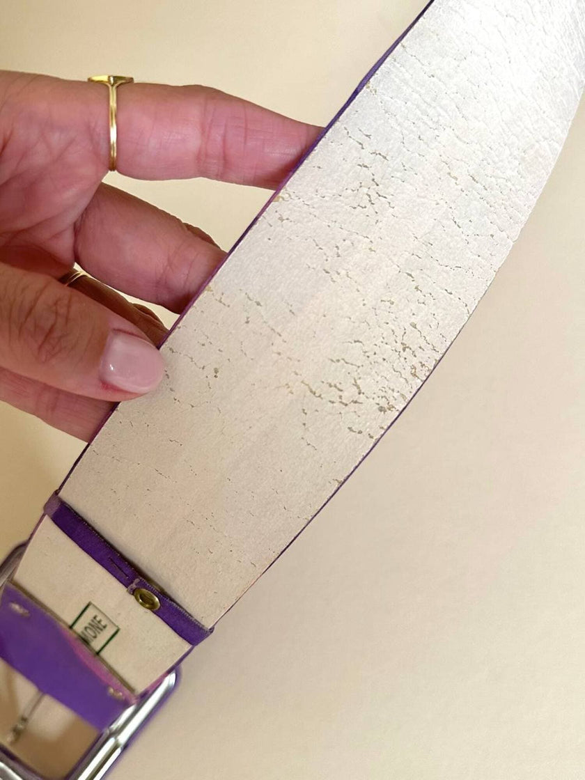 Mehrfarbiges Kleid mit abstraktem Muster in Violett und passendem Gürtel „Livio De Simone“