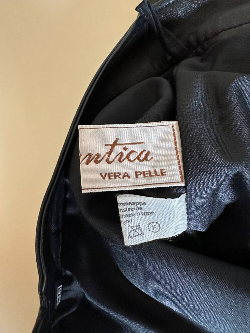 Short vintage in pelle nera modello a vita alta con pince