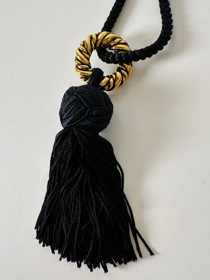 Collana vintage con nappina nera e anello dorato torchon