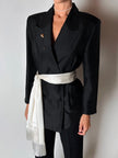 Blazer vintage Episode in shantung di seta nera con bottoni in passamaneria