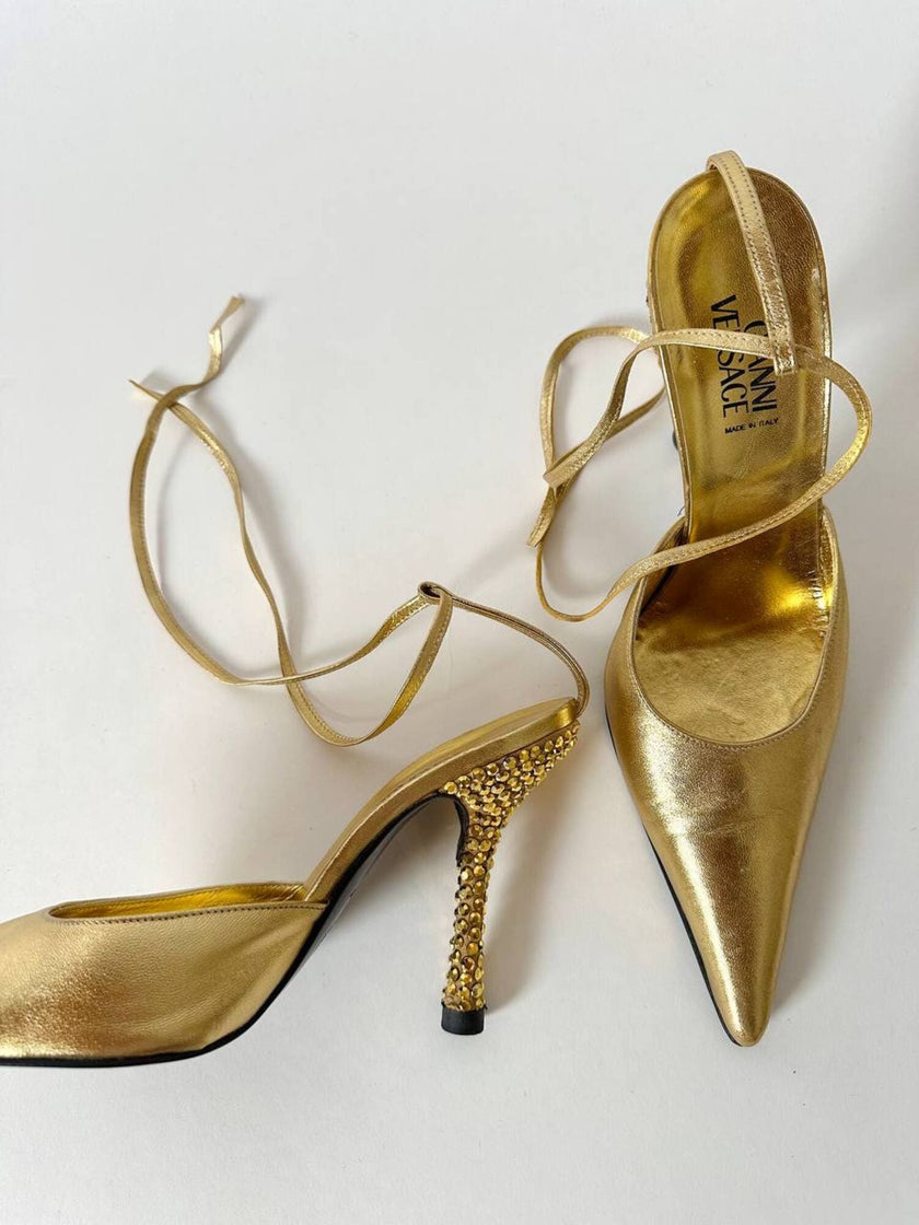Décolleté slingback Gianni Versace in pelle laminata oro con punta affusolata lacci alla caviglia e tacco gioiello