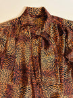 Camicia in pura seta con fiocco al collo e pattern micro rondini 