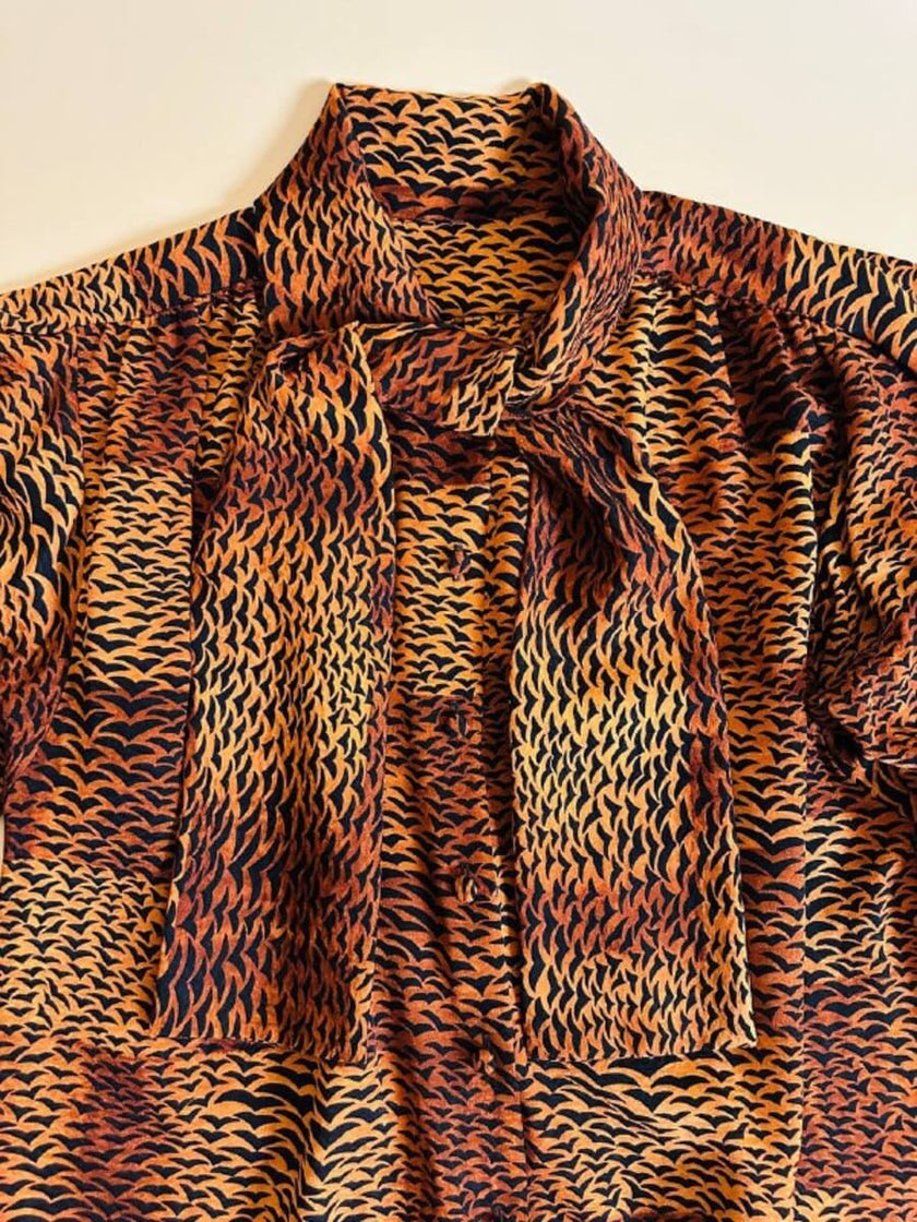 Camicia in pura seta con fiocco al collo e pattern micro rondini 