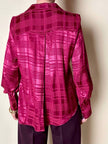 Camicia in raso jacquard a fantasia geometrica color amarena