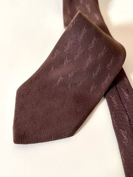 Cravatta Yves Saint Laurent in seta jacquard marrone con logo YSL allover