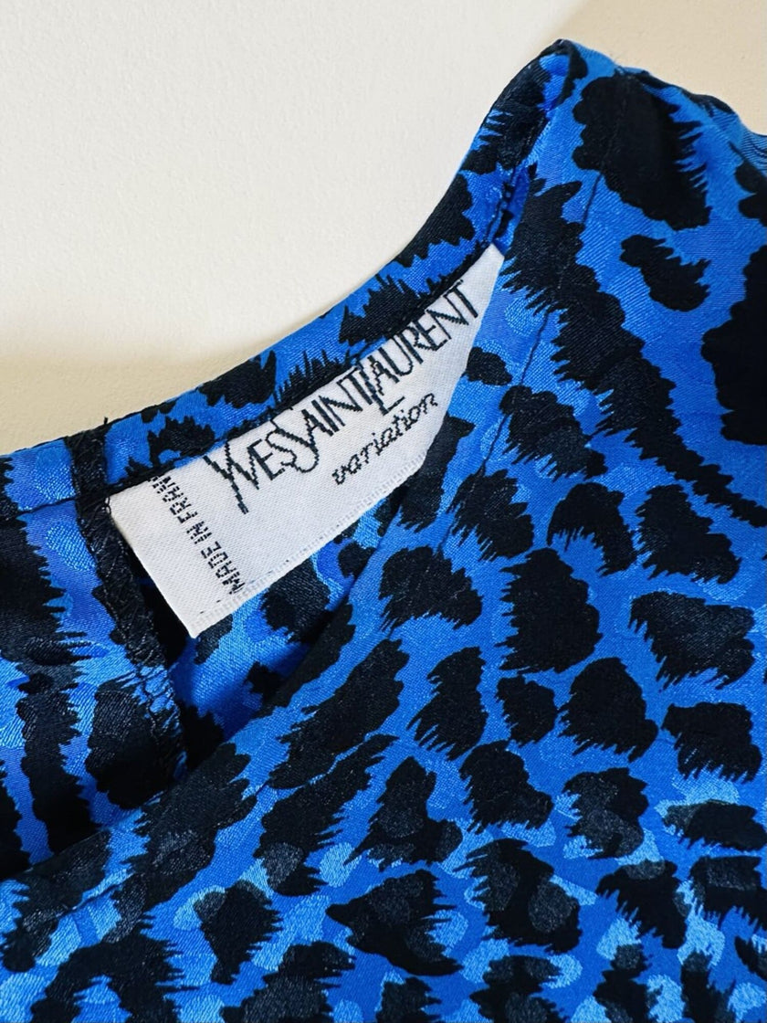 Blusa Yves Saint Laurent in seta jacquard blu elettrico con fantasia animalier nera