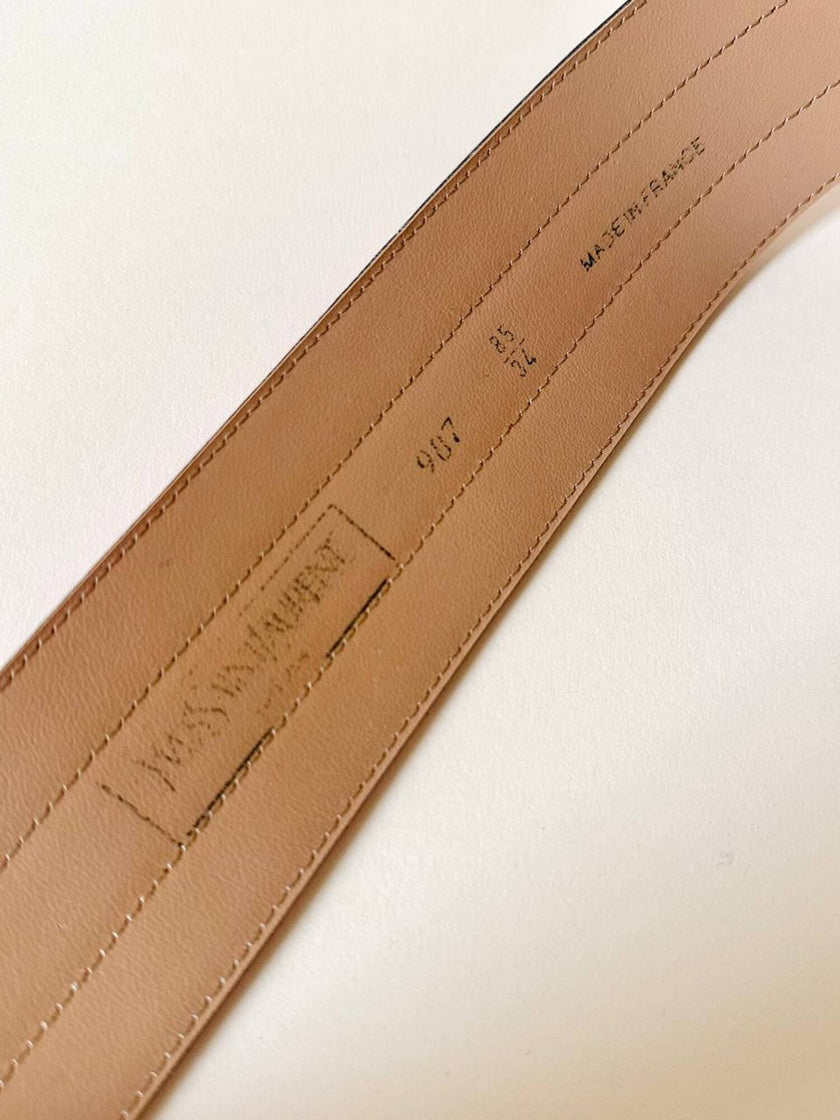 Cintura Yves Saint Laurent in pelle rossa con maxi fibbia in resina effetto tartaruga