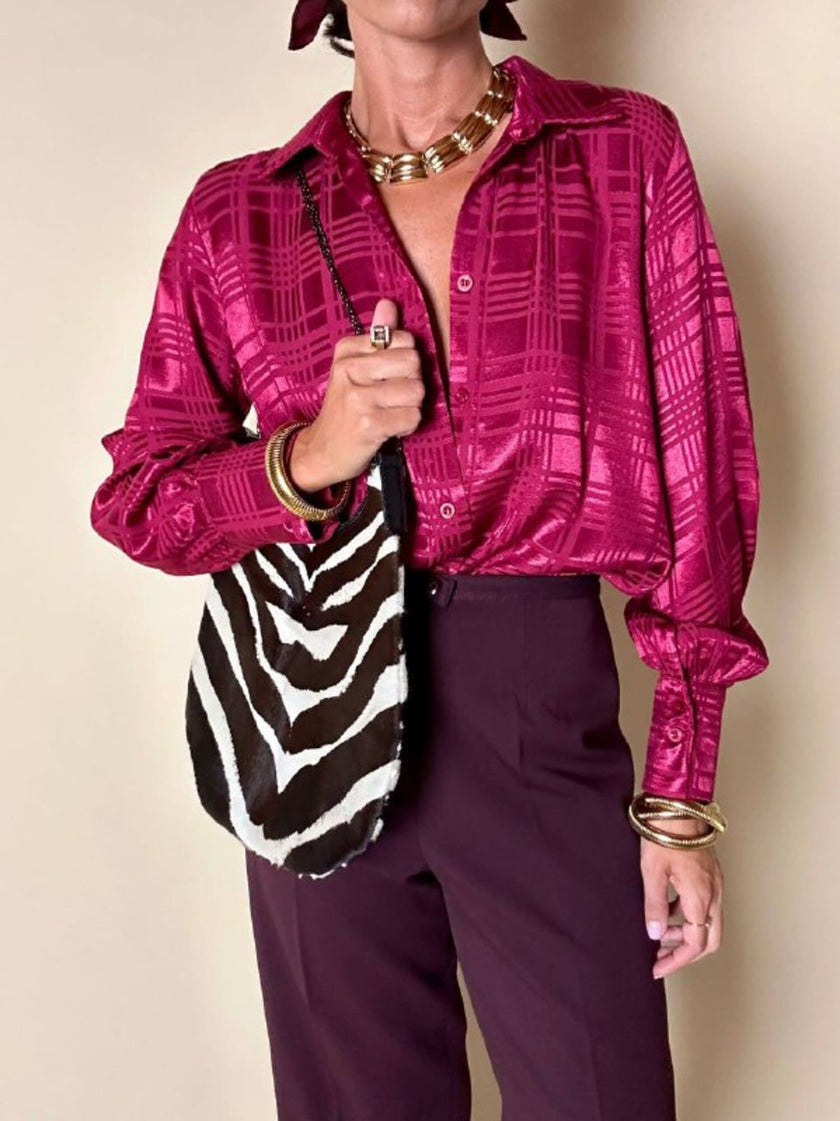 Camicia in raso jacquard a fantasia geometrica color amarena