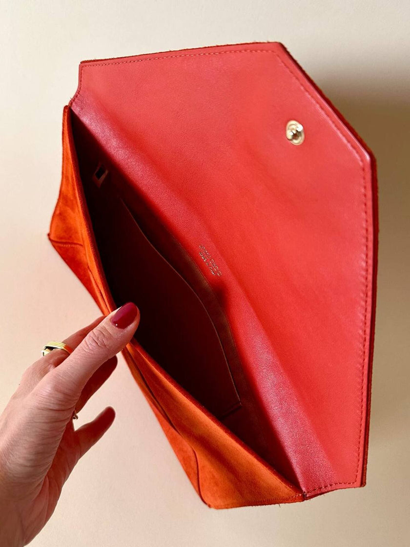Pochette a busta Jimmy Choo in camoscio aragosta con placca metallica logata