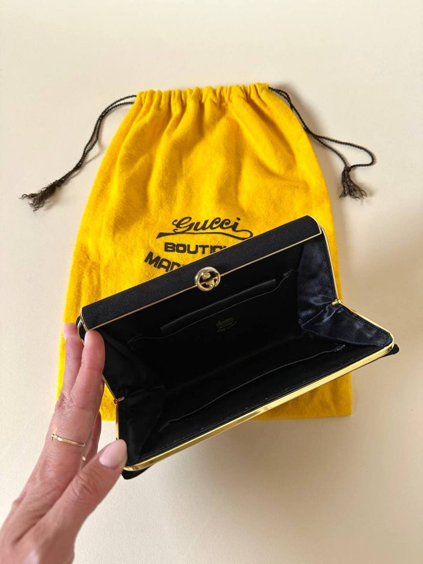 Mini pochette in tessuto nero con chiusura logata color oro “Gucci”