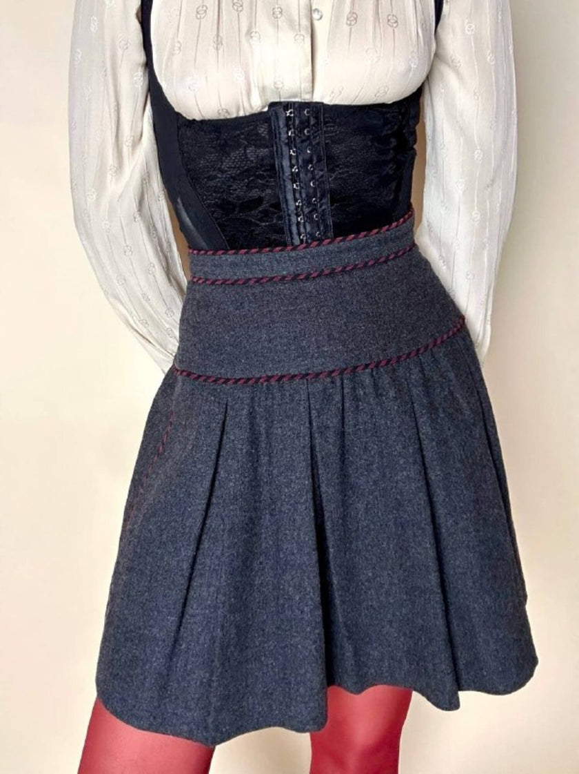 Minigonna Yves Saint Laurent in lana grigio antracite con piping a righe bordeaux e blu