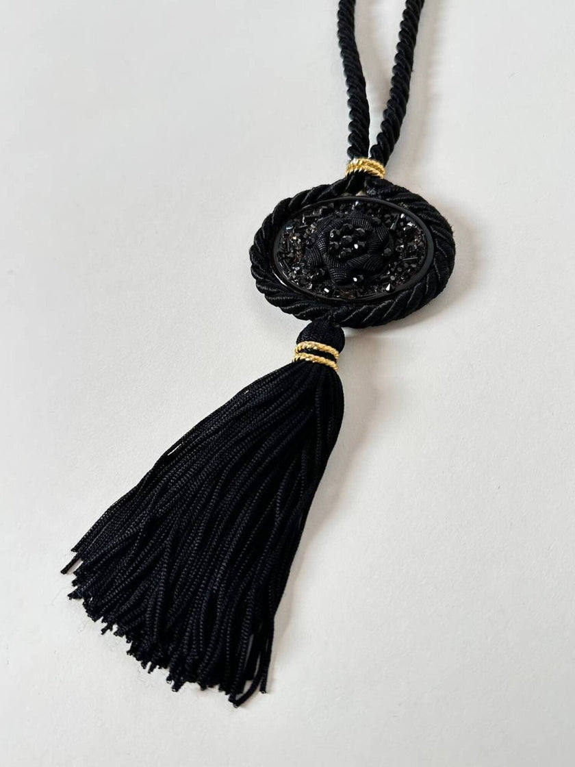 Vintage-Halskette aus schwarzer Spiralkordel mit Schmuckanhänger und Couture-Quaste
